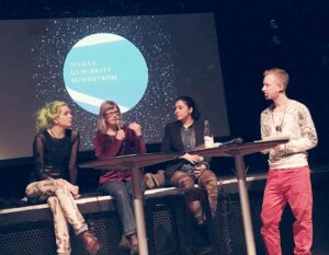 Ziggi Askaner, Ninni Holmqvist, Mona Masri, Simon Ceder på scen med backdrop "Maken"